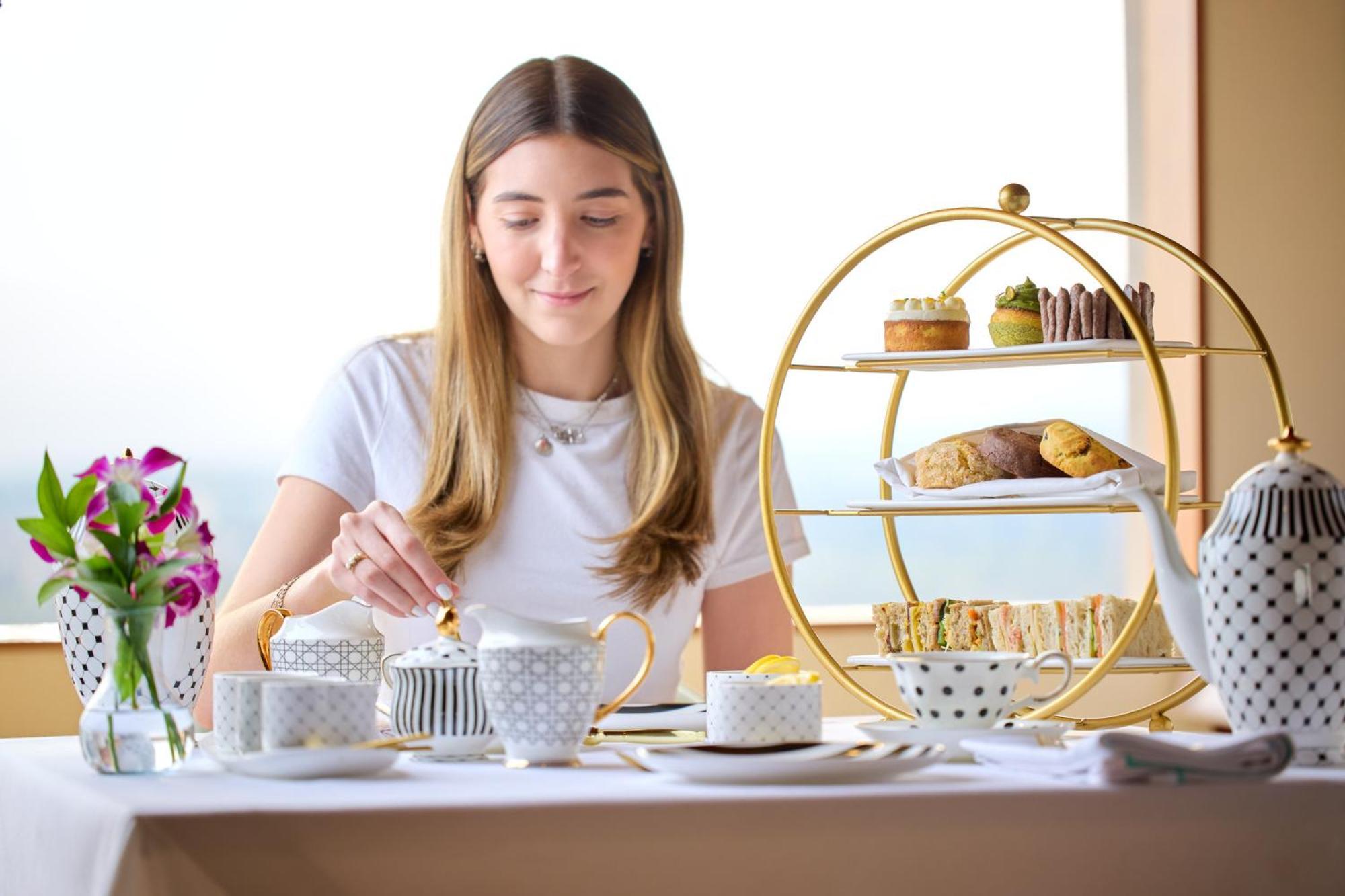 Presidente Intercontinental Mexico City By Ihg Dış mekan fotoğraf A woman preparing tea